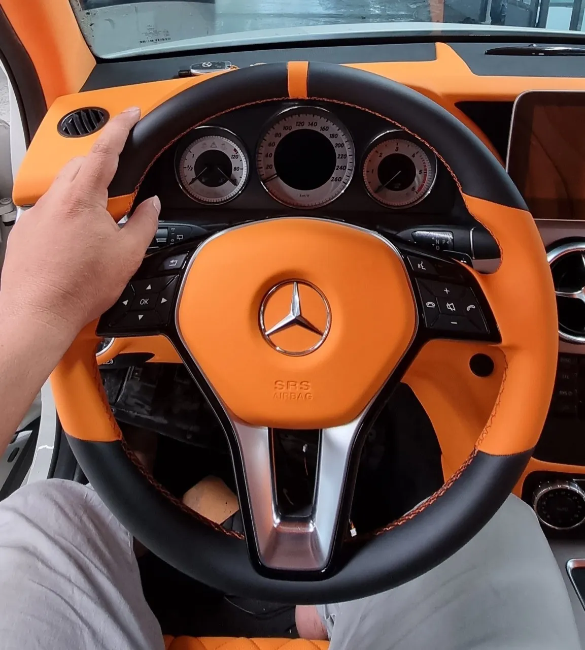 Nội thất Mercedes bọc ghế màu cam
