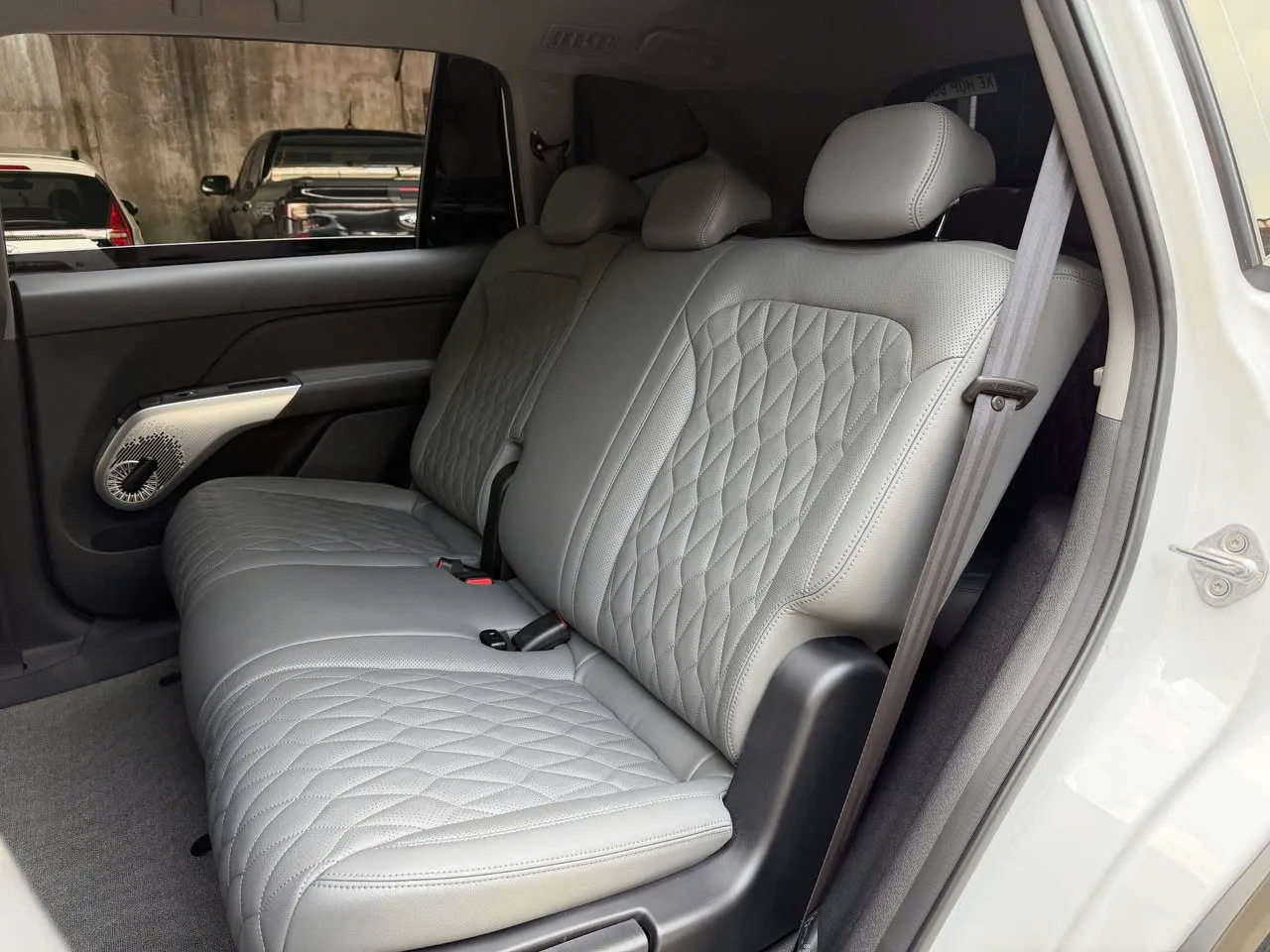 Chi tiết bọc ghế VinFast Limo Green